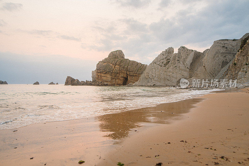 Portio海滩在Liencres, Cantabria，西班牙